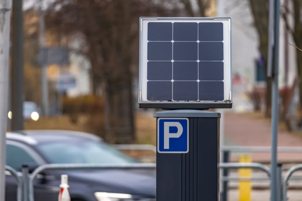 Parkuhr mit installiertem PV-Panel.