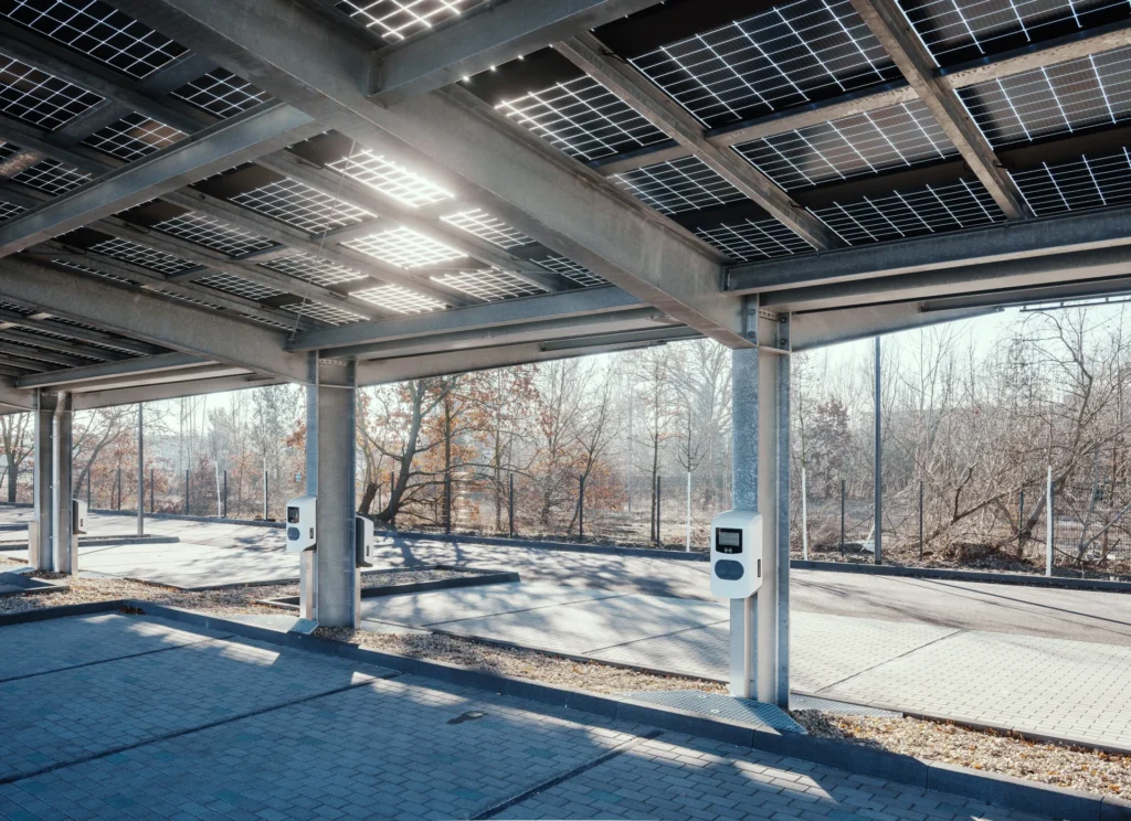 Ladestationen für E-Autos an einem Parkplatz.
