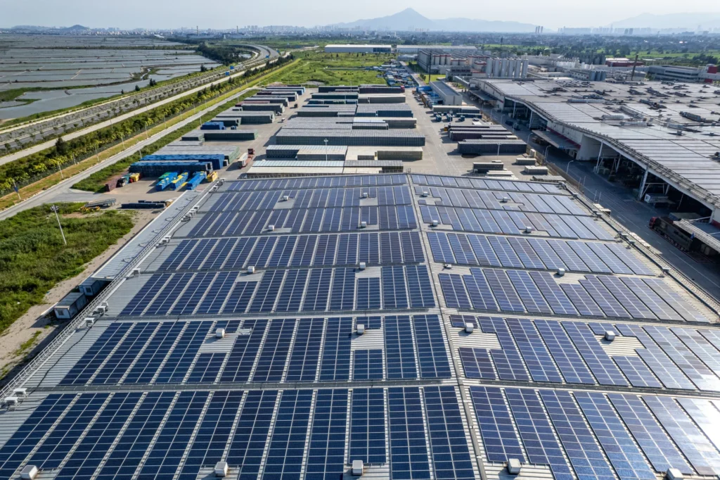 Solaranlage auf dem Dach einer Gewerbehalle installiert.