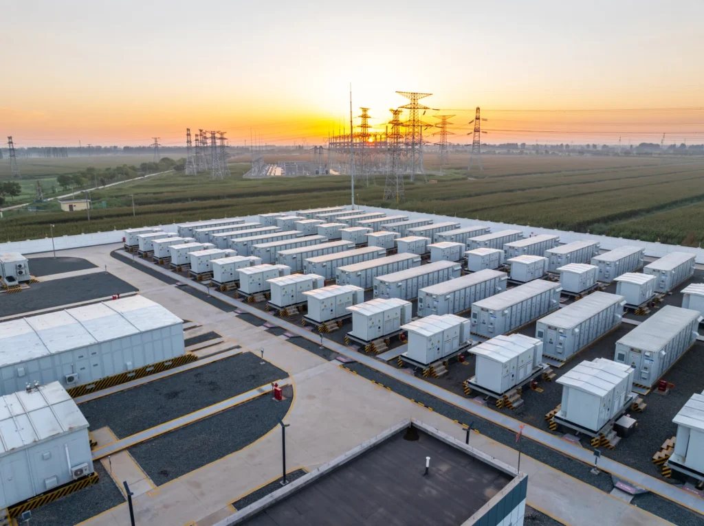 Luftaufnahme eines Energiespeicher-Kraftwerks bei Sonnenuntergang.